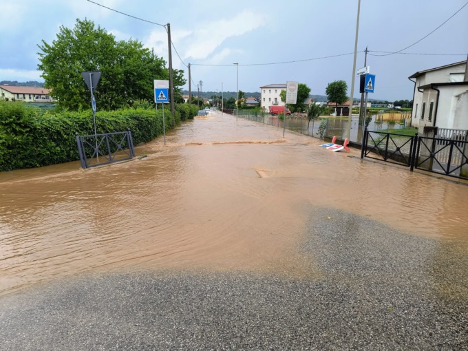 Nubifragio ai piedi del Montello, strade chiuse per allagamento