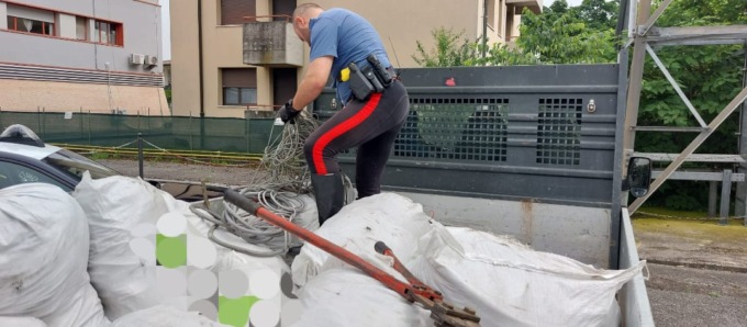 Entrano di notte in una ditta e rubano 1400 chili di cavi di rame dai macchinari in disuso