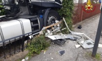 Malore alla guida, camion cisterna finisce nel cortile di una casa