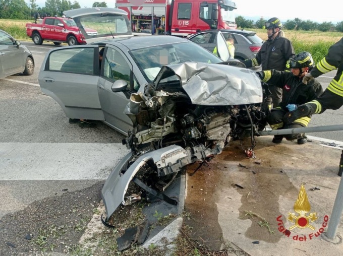 Violento scontro tra due auto sulla SR 53, feriti un 21enne e un 50enne