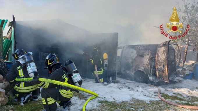 Incendio all’alba a Monfumo, due auto e un furgone distrutti dalle fiamme