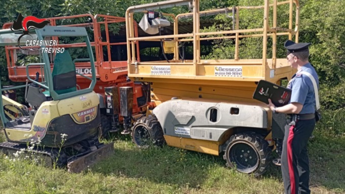 Mezzi agricoli, escavatori e carrelli elevatori rubati di notte nel padovano: ritrovati a Castelfranco Veneto