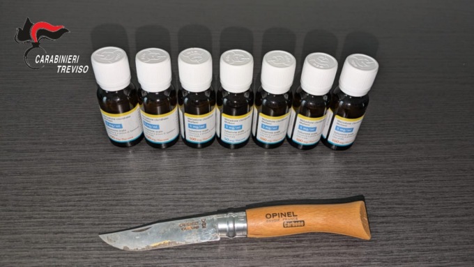 Ubriaco alla guida, trovate in auto sette boccette di metadone e un coltello di 18 centimetri