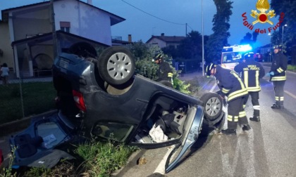 Auto si cappotta a testa in giù a Istrana