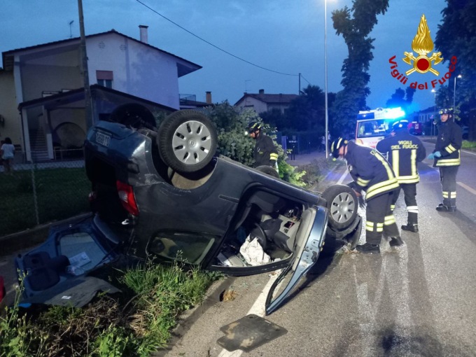 Auto si cappotta a testa in giù a Istrana