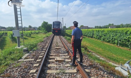 Rubano un furgone e lo lasciano in mezzo alle rotaie, dove si scontra con un treno di passaggio