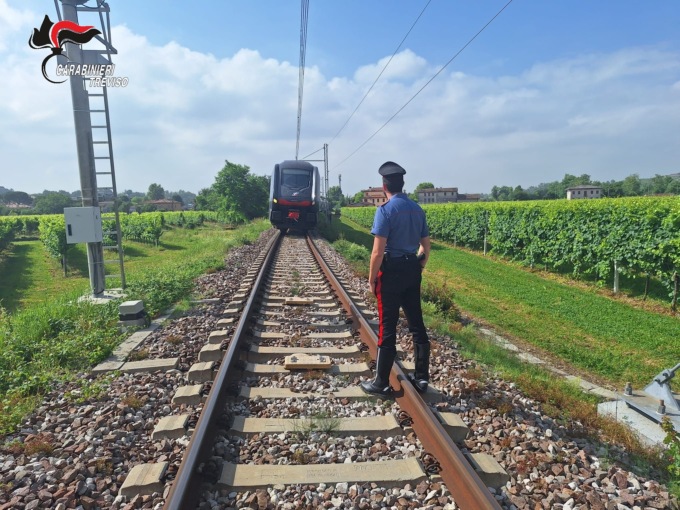 Rubano un furgone e lo lasciano in mezzo alle rotaie, dove si scontra con un treno di passaggio