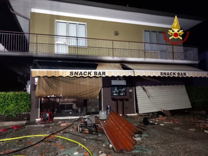 Incendio in un bar a Quinto di Treviso, prima l’esplosione e poi le fiamme: probabile dolo