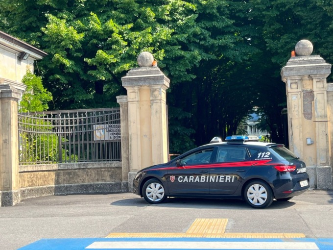 Distruggono porte e bagni di “villa delle rose” ma alcuni residenti se ne accorgono e chiamano il 112