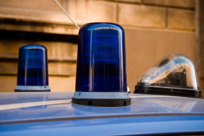 Con la sirena della Polizia sull’auto per consegnare le pizze più velocemente