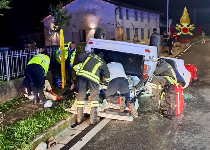 Grande paura per tre ragazzi, la loro auto si cappotta a testa in giù