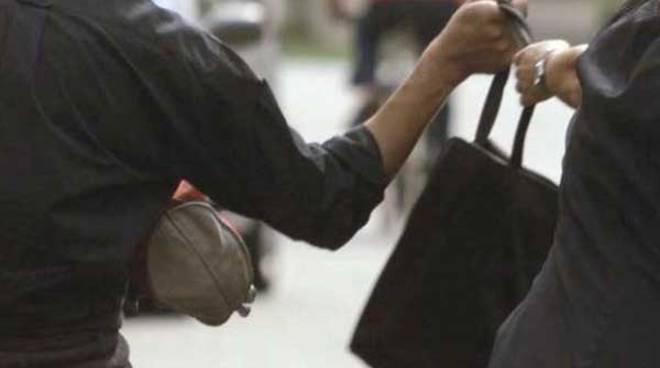 63enne scippata a Treviso: non molla la borsa, cade a terra e viene trascinata per alcuni metri