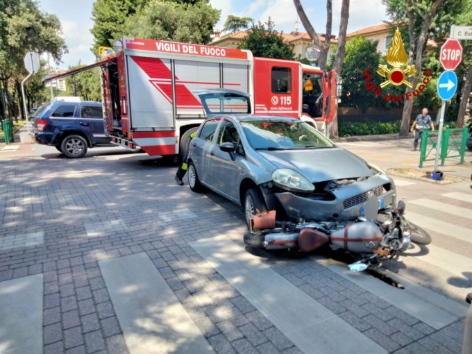 Incidente tra auto e moto a Treviso, ferita una donna