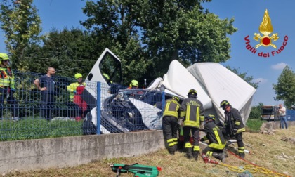 Furgone esce di strada e finisce in un fossato, autista bloccato nella cabina di guida