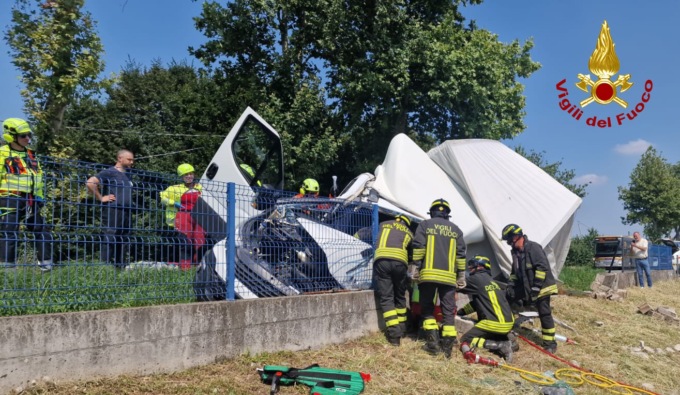 Furgone esce di strada e finisce in un fossato, autista bloccato nella cabina di guida