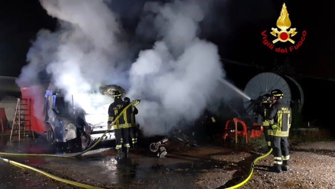 Silea, carro miscelatore prende fuoco in un’azienda agricola: ferito il proprietario
