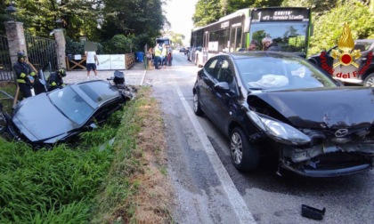 Scontro tra due auto, una finisce nel fosso: due feriti