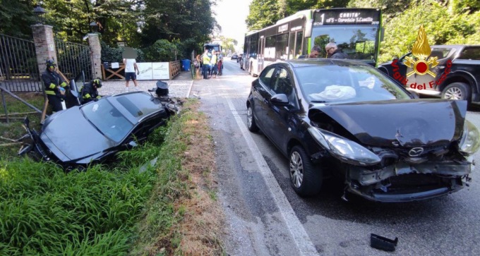Scontro tra due auto, una finisce nel fosso: due feriti