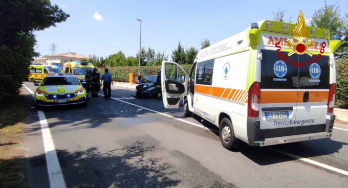 Scontro tra un’auto e un’ambulanza a Silea, tre feriti