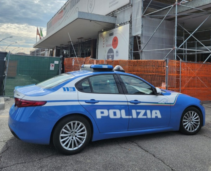 Si rifiuta di pagare il panino e aggredisce il titolare del chiosco, poi scappa con due sacchi di pane