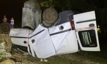 Furgone esce di strada e si ribalta a testa in giù, feriti in tre