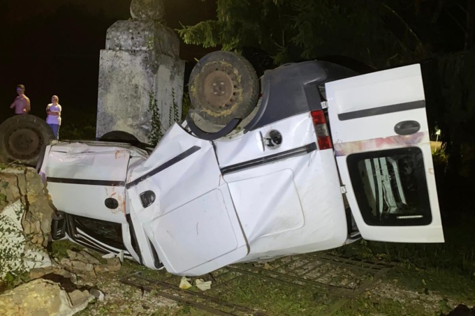 Furgone esce di strada e si ribalta a testa in giù, feriti in tre