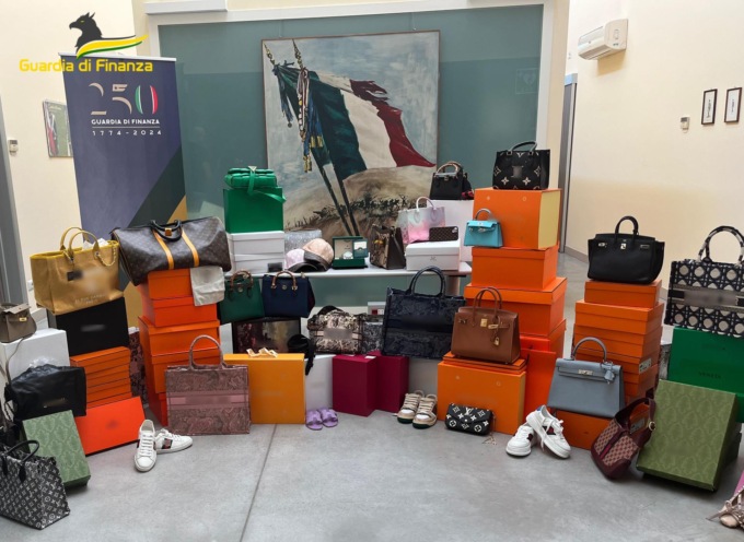 Boutique del falso ad Asolo, sequestrati più di 1.100 borse e accessori contraffatti