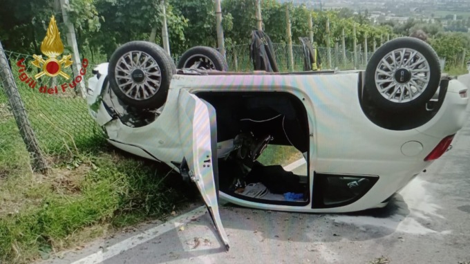 Perde il controllo dell’auto e si ribalta, ferita una 57enne