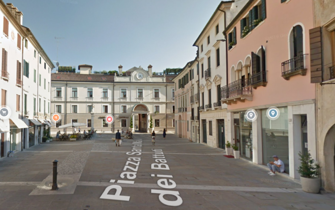 Venditore di rose aggredito e rapinato da una baby gang
