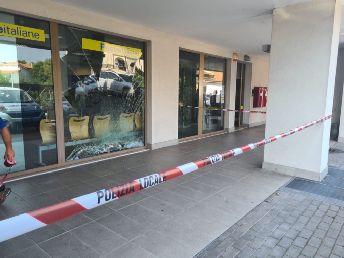 Mette la prima al posto della retromarcia, l’auto si schianta contro la vetrina dell’ufficio postale di Villorba