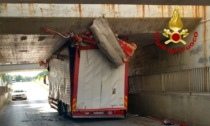 L'autista non prende bene le misure: il camion si incastra nel sottopasso