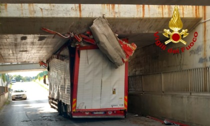 L'autista non prende bene le misure: il camion si incastra nel sottopasso