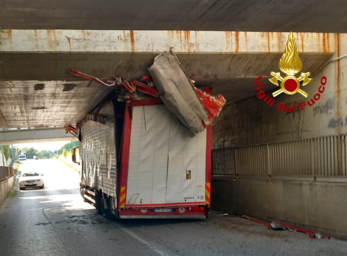 L’autista non prende bene le misure: il camion si incastra nel sottopasso
