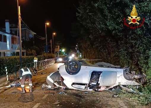 Perdono il controllo dell’auto e si ribaltano, due 30enni incastrati tra le lamiere