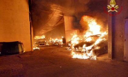 Incendio in un'officina a Quinto di Treviso: auto, macchinari e un trattore avvolti dalle fiamme