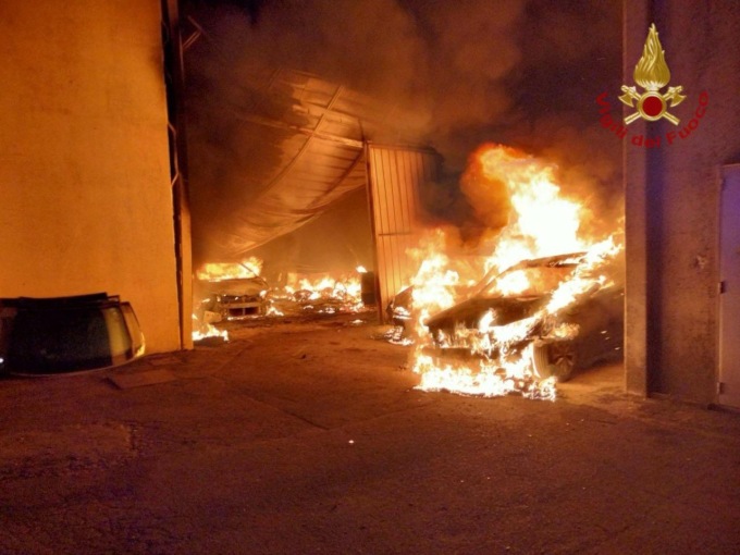 Incendio in un’officina a Quinto di Treviso: auto, macchinari e un trattore avvolti dalle fiamme