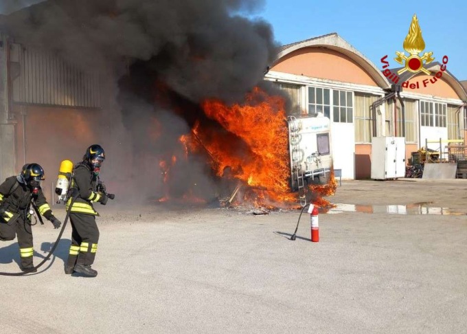 Incendio a Casale sul Sile, in fiamme un camper in sosta