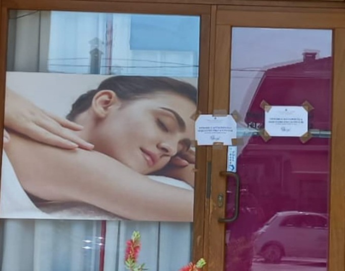 Non solo centro massaggi, nel locale di Breda di Piave potevi prenotare online per prestazioni “extra”