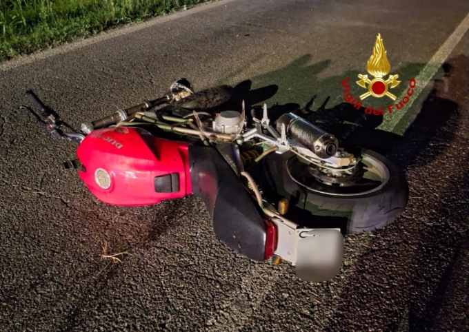 Perde il controllo della Ducati e si schianta contro il guard-rail, morto 52enne lungo la Sp 248