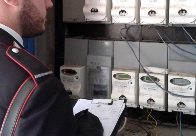 Furbetto del contatore, si collega a quello della vicina e le ruba la corrente elettrica
