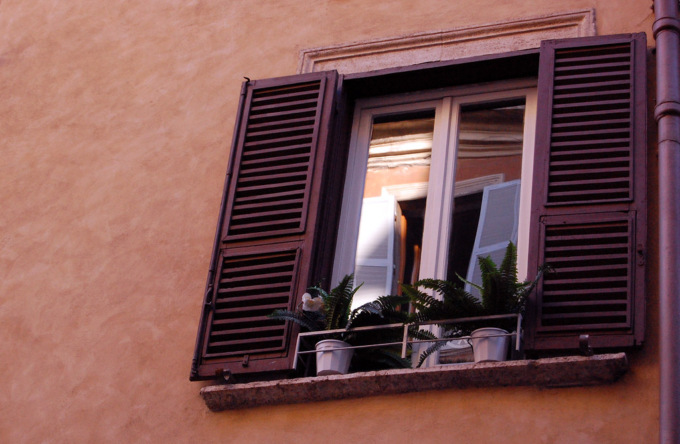 Anziana resta chiusa fuori casa e prova a entrare dalla finestra, ma cade e muore: il corpo trovato dai figli