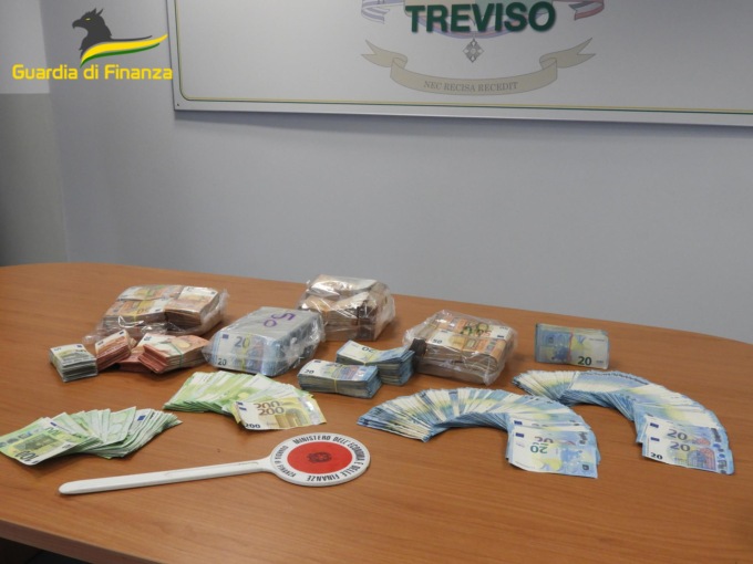 Capo bloccato all’estero per Covid, l’interprete russa ne approfitta: ruba le credenziali del conto e gli spilla 60mila euro