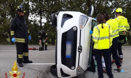 Utilitaria si rovescia su un lato a Casale sul Sile, automobilista bloccato nell'abitacolo