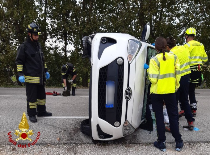 Utilitaria si rovescia su un lato a Casale sul Sile, automobilista bloccato nell’abitacolo