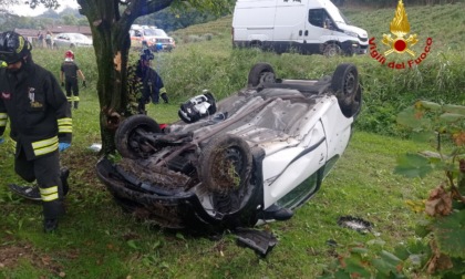 Esce di strada e finisce con l'auto ribaltata: conducente resta incastrato tra le lamiere