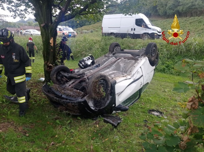Esce di strada e finisce con l’auto ribaltata: conducente resta incastrato tra le lamiere