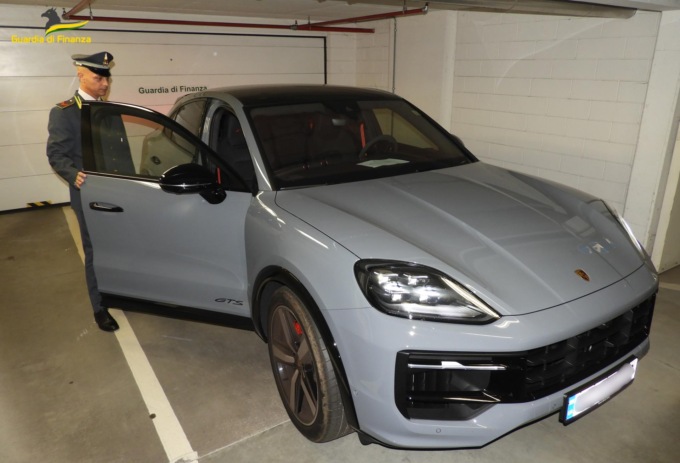 Porsche Cayenne sequestrata per contrabbando, era stata importata illegalmente dall’Ucraina