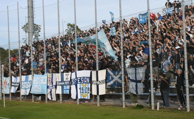 Tifoso 52enne cade dagli spalti allo stadio Tenni mentre festeggia un gol, è grave in ospedale