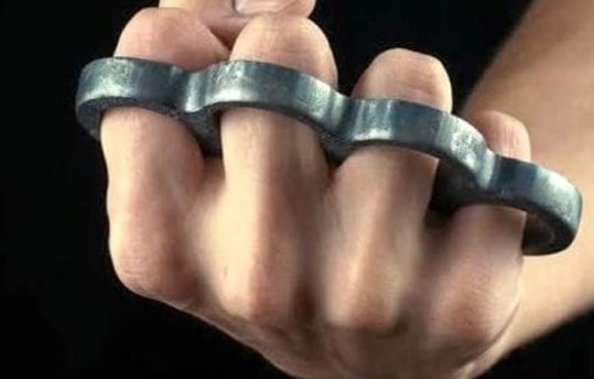 16enne preso di mira dall’ex della sua ragazza: due mesi fa la prima aggressione, ora il pestaggio con un tirapugni