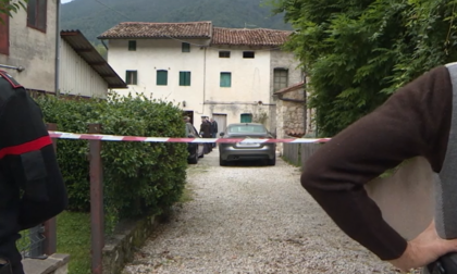 Marito e moglie trovati morti in camera da letto a Tarzo: "Probabile omicidio-suicidio"